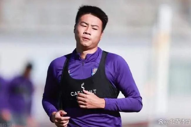 后来，当安德森因其他项目离开了[仆人]的制作之后，罗西接手，强烈要求品特重新写剧本